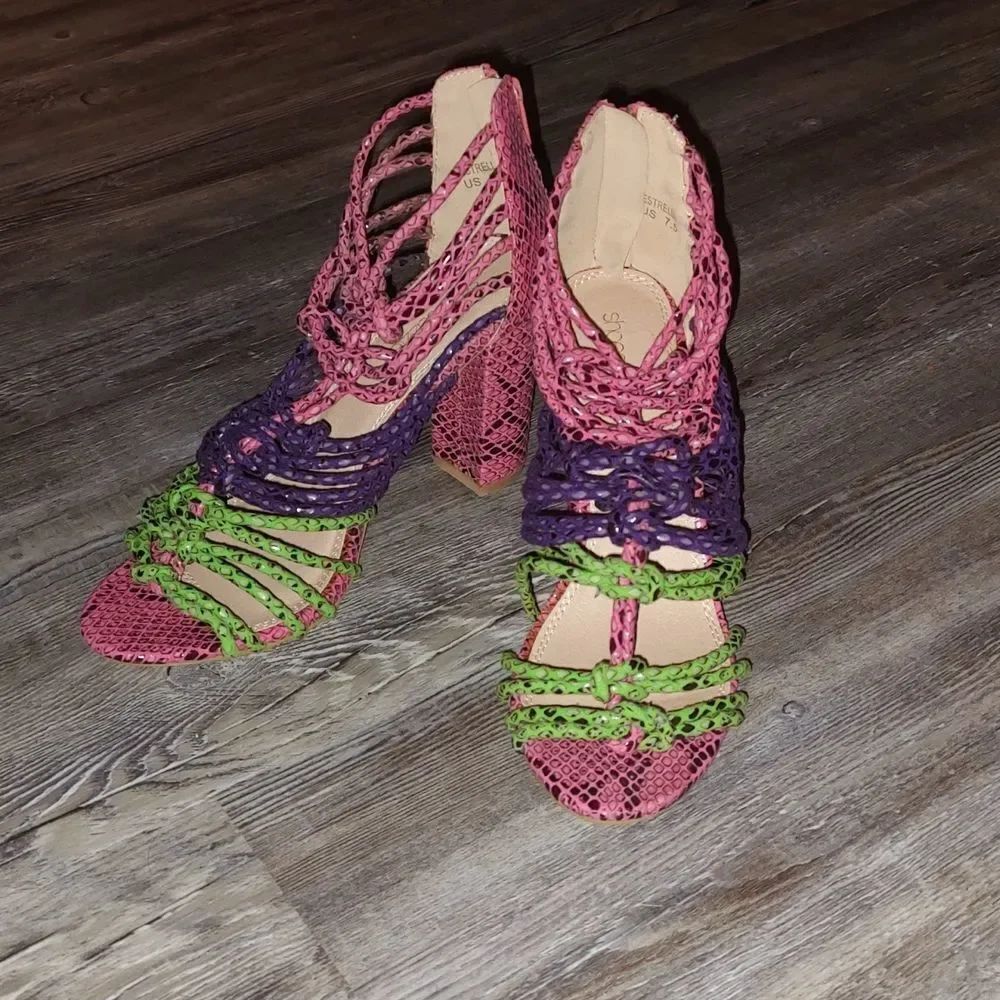 Shoe dazzle Estrella strappy snakeskin chunky heel sandals Sz 7.5